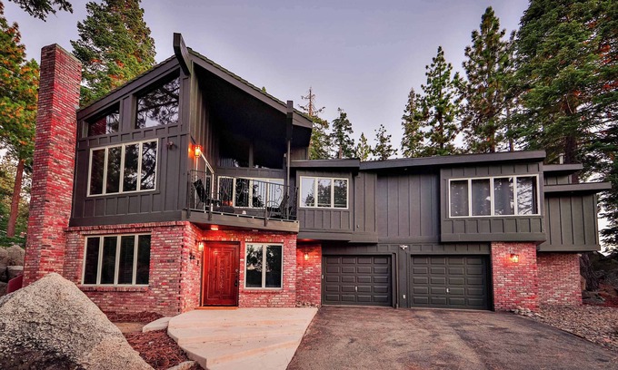 Lincoln Park House | Sunset Cove – Private Lakefront Community