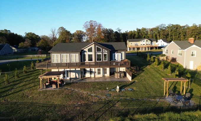 Front Royal House | Sunset Haven - 10 min from Skyline Drive. Hot Tub
