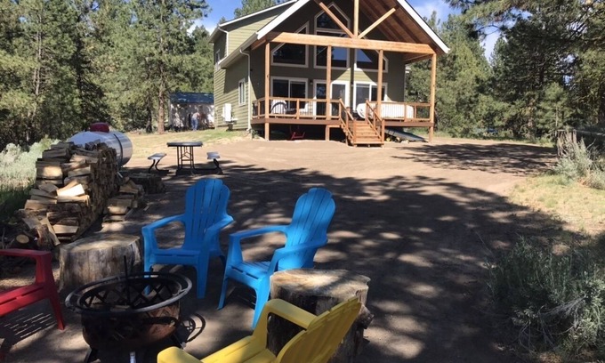 Cascade House | Sunset Hideaway. Private 5 minute walk to lake.