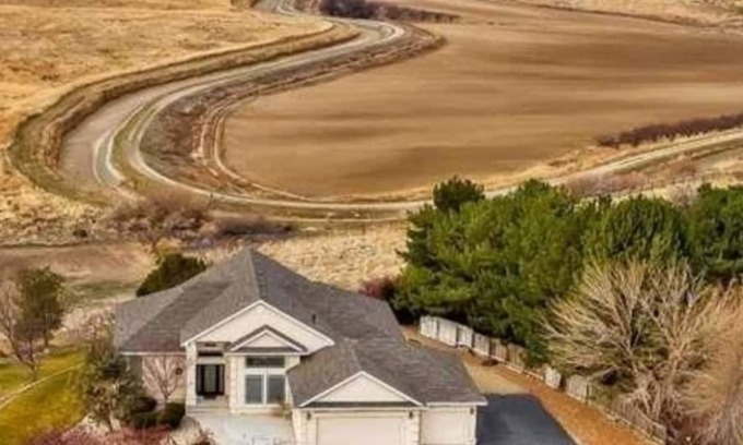 Nampa House | Sunset Hills1600 sq. ft. lower-level apt. (3 bedrooms, 2 king beds)