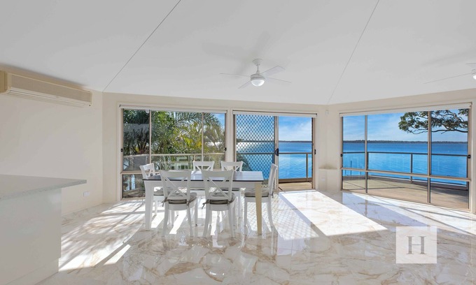 Toukley House | Sunset Lakehouse - Waterfront with Jetty