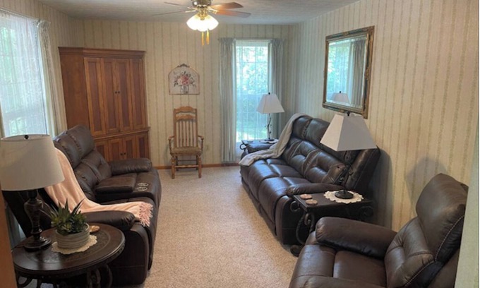 Waynesville House | Sunset Place - 3-bedroom house in Waynesville Fort Leonard wood - Pool Table