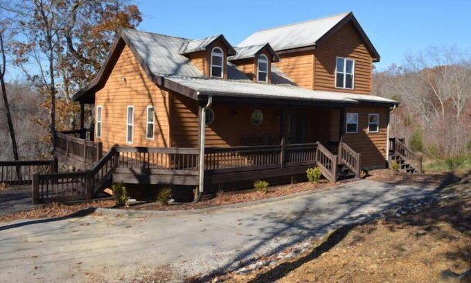 Byrdstown Cabin | Sunset Sanctuary 3-level Cabin in the Woods with a view of Dale Hollow Lake