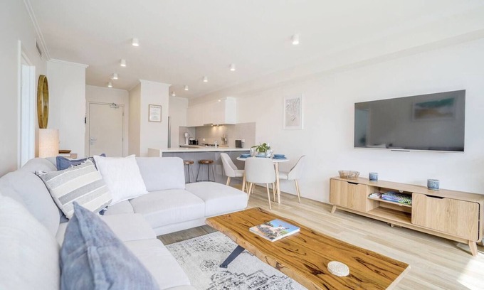 Scarborough Apartment | Sunset Summit :Super stylish w/Ocean views