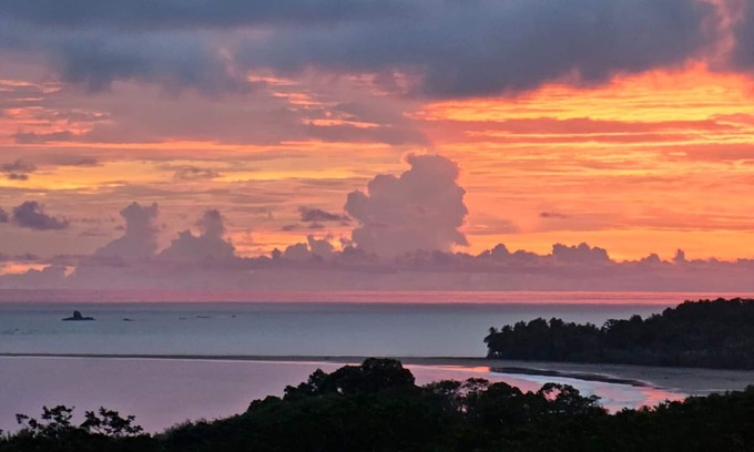 Ballena Villa | Sunset view, walk 2 beach! Exc wifi steam bathtub