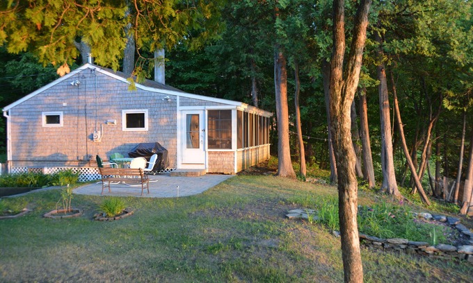 Malletts Bay Cottage | Sunset views and Private Beach on Lake Champlain