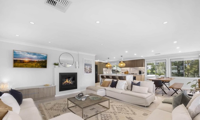Erowal Bay House | Sunset Waterfront Sum