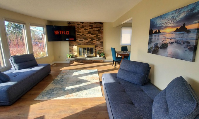 West Edmonton House | Sunshine All day, WEST EDMONTON MALL 5min.away, Air Con, king master and queens