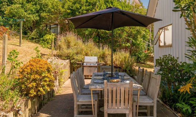 Onemana House | Sunshine Grove Retreat - Onemana Holiday Home