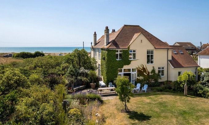 Pevensey Villa | Sunshine House - Five Bedroom Villa, Sleeps 11