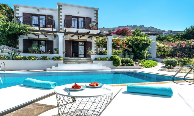 Vlicha Villa | "Sunshine" with swimming pool, very close to the beach!