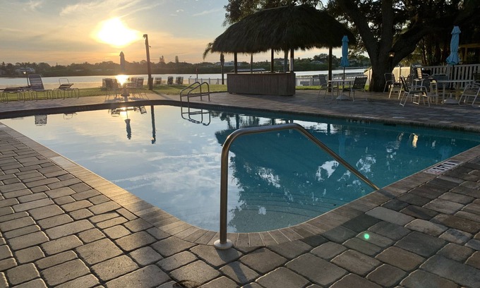 Siesta Key Cottage | Sunspot Cottage your 2BR/2B Getaway