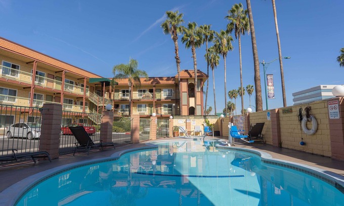 Anaheim Resort Hotel | Super 8 by Wyndham Anaheim/Disneyland Drive