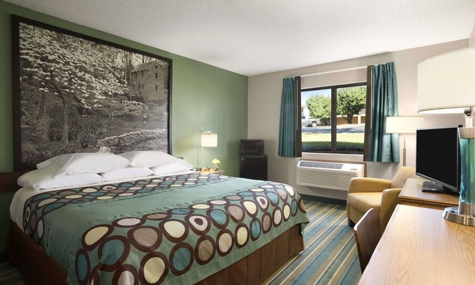Batesville Hotel | Super 8 by Wyndham Batesville