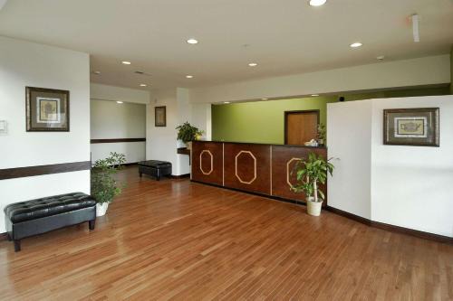 Bowling Green Hotel | Super 8 by Wyndham Bowling Green North