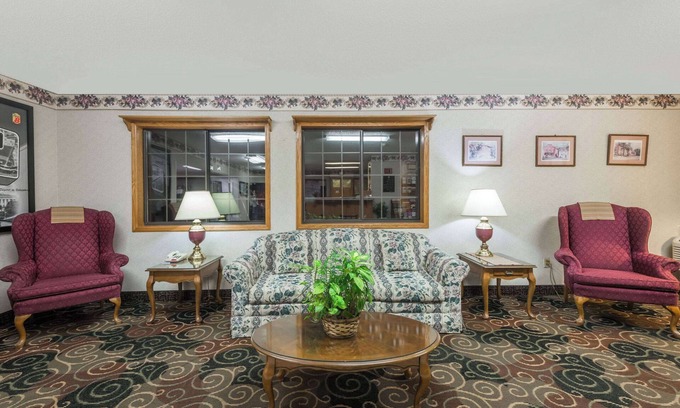 Coshocton Hotel | Super 8 by Wyndham Coshocton Roscoe Village