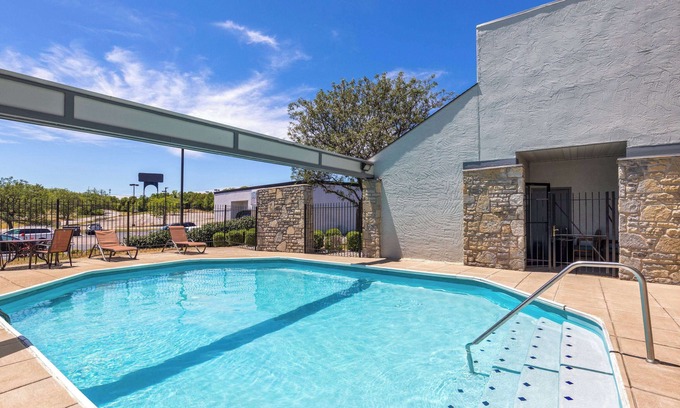 Fort Mitchell Hotel | Super 8 by Wyndham Fort Mitchell Cincinnati Area