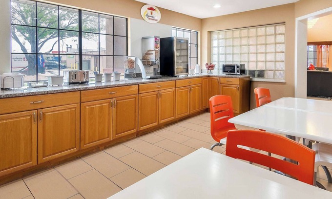 South Arlington Hotel | Super 8 by Wyndham Grand Prairie Southwest