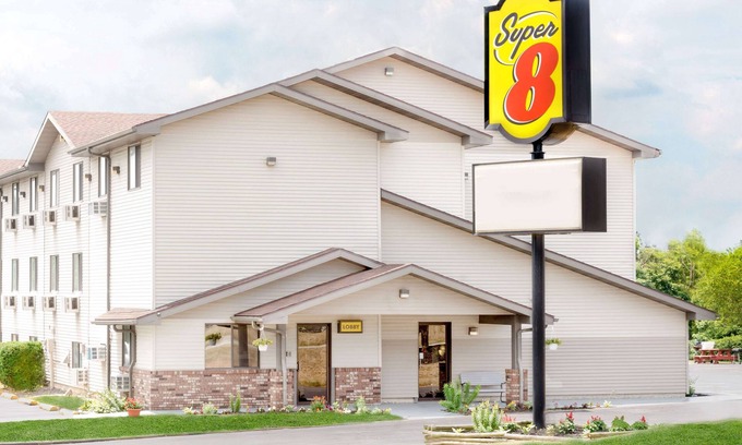Kent Hotel | Super 8 by Wyndham Kent/Akron Area