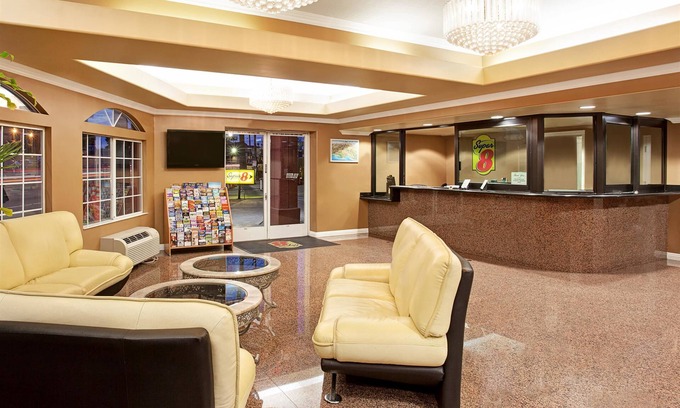 Downtown Los Angeles Hotel | Super 8 by Wyndham Los Angeles Downtown