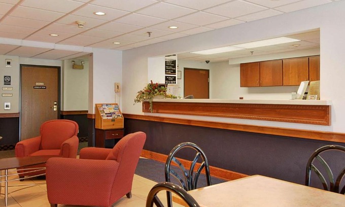 Manchester Hotel | Super 8 by Wyndham Manchester Airport