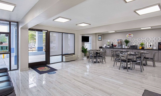 Bellevue Hotel | Super 8 by Wyndham Nashville West