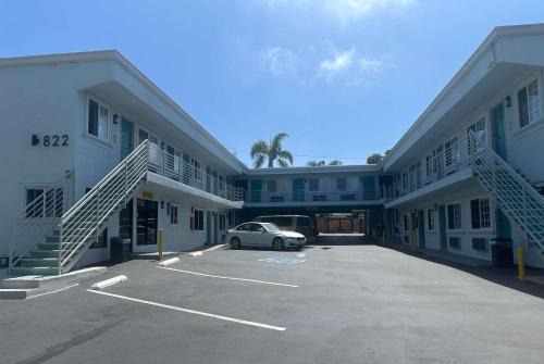 Townsite Hotel | Super 8 by Wyndham Oceanside Downtown