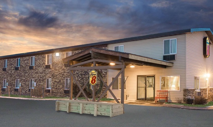 Superior Hotel | Super 8 by Wyndham Superior WI