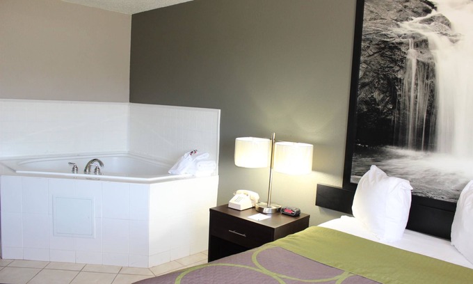 Wyoming Hotel | Super 8 by Wyndham Wyoming/Grand Rapids Area