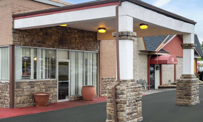 Youngstown Hotel | Super 8 by Wyndham Youngstown/Girard