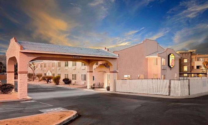 Yucca Valley Hotel | Super 8 by Wyndham Yucca Val/Joshua Tree Nat Pk Area