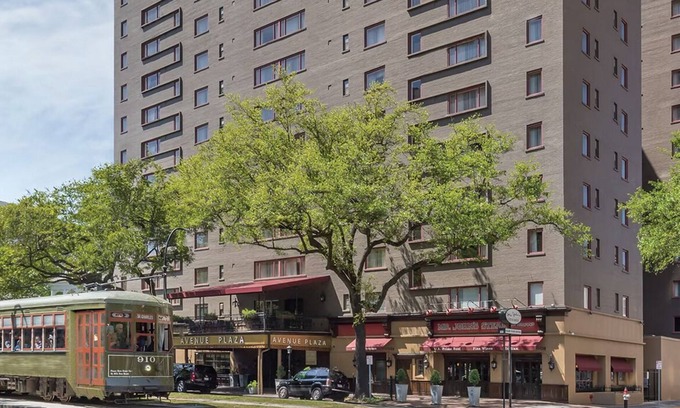Faubourg Lafayette Apartment | Super Bowl Weekend in New Orleans! 1BR Suite w/Kitchen on Trolley Route!