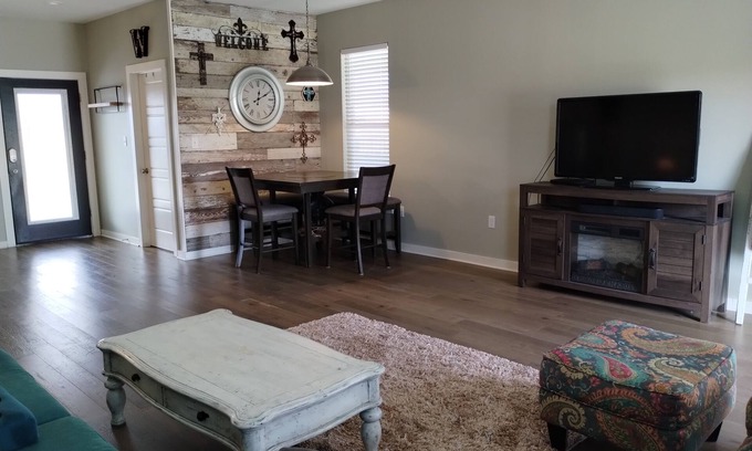 Sulphur House | Super Clean Executive Rental 3/2 house in Sulphur Minutes from Frasch Ballpark