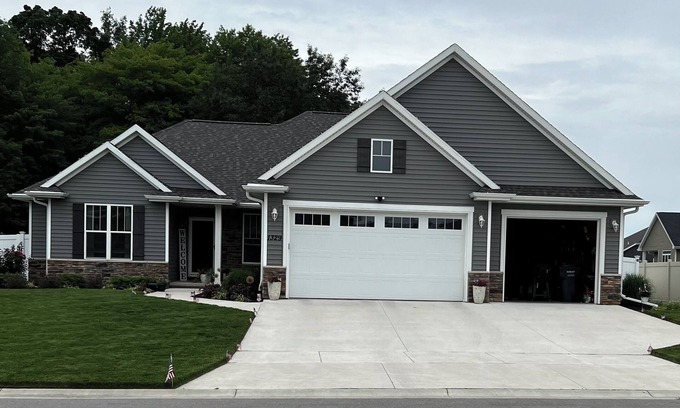 De Pere House | SUPER convenient 3-Bedroom House: Close to Lambeau Field, Airport, Restaurants