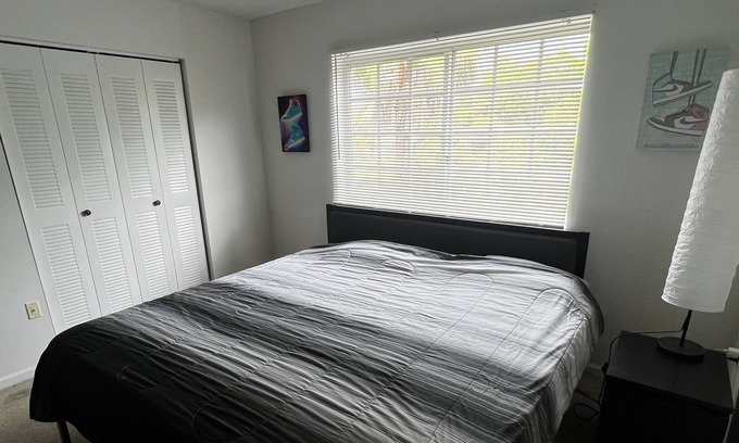 Miramar Apartment | Super Cozy and Convenient 1/1 with lake view apartment in Miramar fits 4 people!