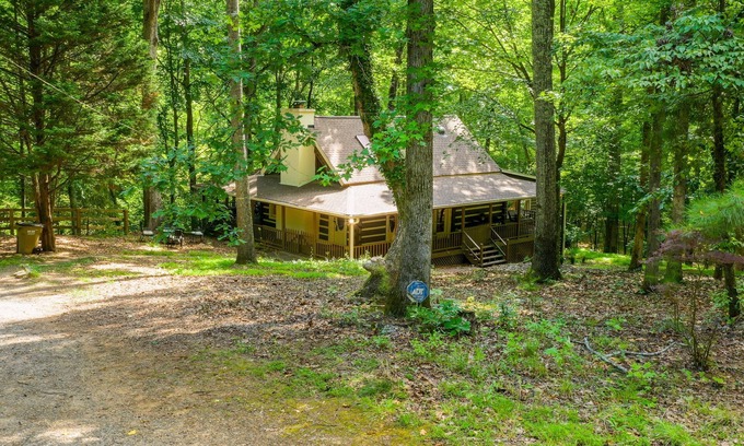 Cumming Cabin | Super Cozy,Rustic 2bd/2ba/10 cleaning fee