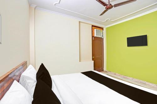Pashim Vihar Hotel | Super Hotel O JPS Lux