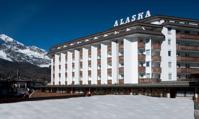 Cortina d'Ampezzo Historic Centre Apartment | Super Suite! Hotel Alaska in the center of Cortina