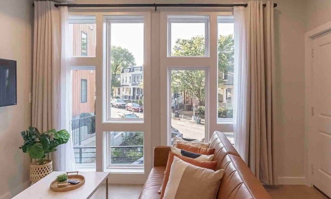 Park View Apartment | SUPER SUNNY 1BR - blocks to restaurants!