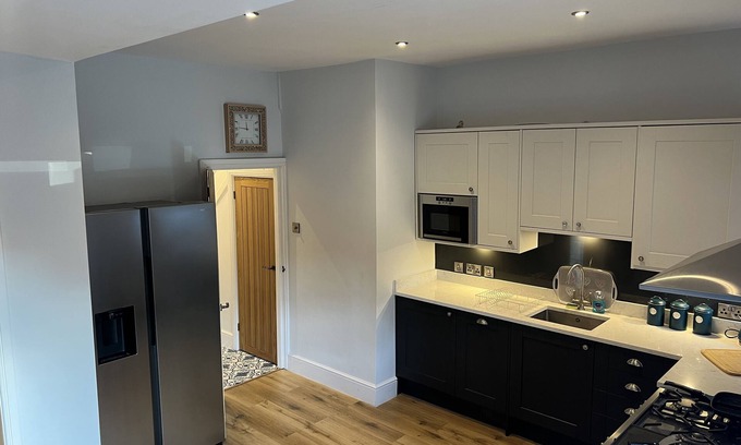 Newcastle-Under-Lyme House | Superb 2 bed Apartment Great Location