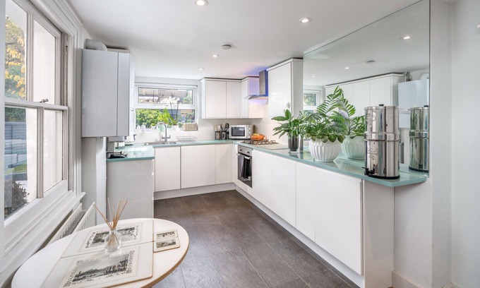Ferndale Apartment | Superb 4-bedroom house w/private garden in Clapham