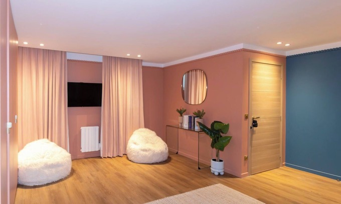 Quartier Sainte-Marguerite Apartment | Superb AC Apartment Center of Paris