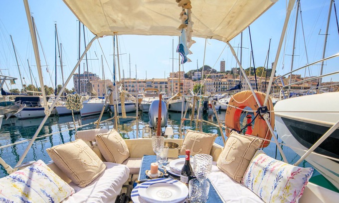 Cannes City Centre Boat Rental | Superb boat in the old port of Cannes near the city center and the beaches