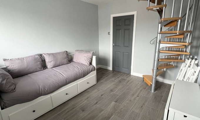 Ammanford Apartment | Superb Three Bed Garnant Flat!