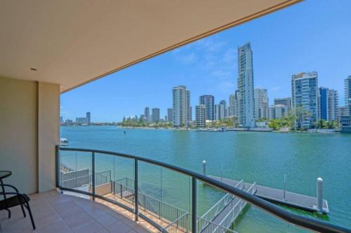 Surfers Paradise Apartment | Superb Waterfront Villa in Surfers