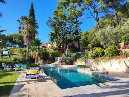 Le Beausset Villa | Superbe villa Calista classée 5 Etoiles pour 10 personnes avec piscine vue mer, proche des plages et du Circuit du Castellet Paul Ricard