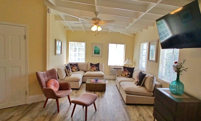 Cockburn Town Hotel | Superior 2 bedrooms 2 bathrooms Suite - FLIRTY FLAMINGOS - Grand Turk Island!