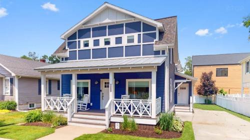 South Haven House | Superior Location Steps to South Beach