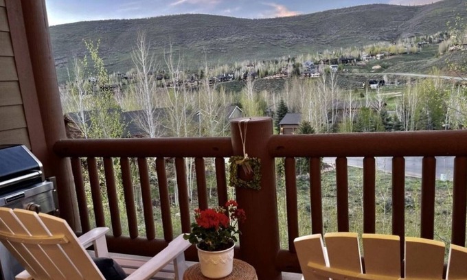 Canyon Links House | Superior Mountain Views, 2 Fireplaces! Close to Skiing, Shopping and Dining!