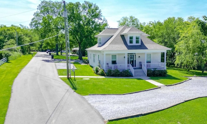 Franklin House | Superstar Country Retreat - Historic Franklin Home